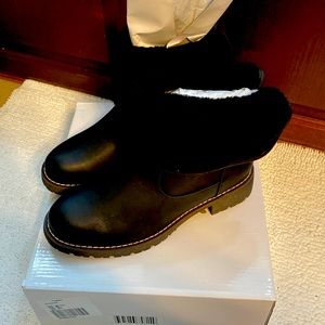 NIB Sz 7 Cozy lug boot black
